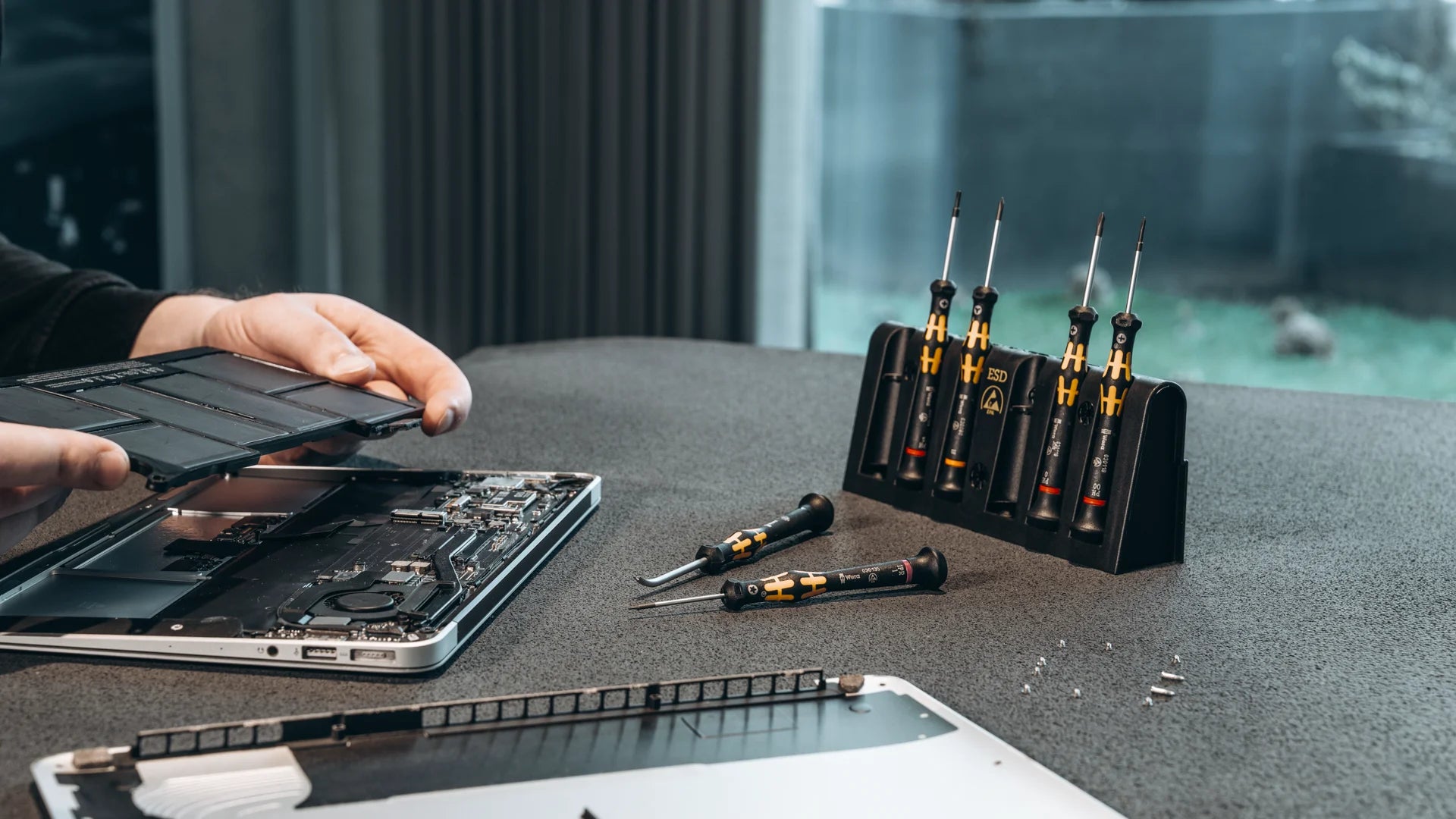 Wera Tool Rebel Shop 6 teiliges Micro  Schraubendreher ESD Set für Smartphone, Tablet und Elektronikreperatur in Anwendung an einem Macbook