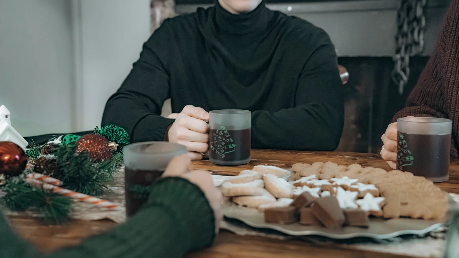 Wera Tool Rebel Shop Glühweintasse Produktbild Voderseite Familie an Weihnchten am Tisch 