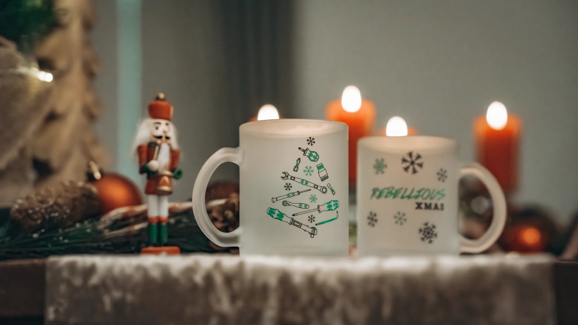 Wera Tool Rebel Shop Glühweintasse Produktbild Voderseite und Rückseite mit weihnachtlichen Hintergrund 