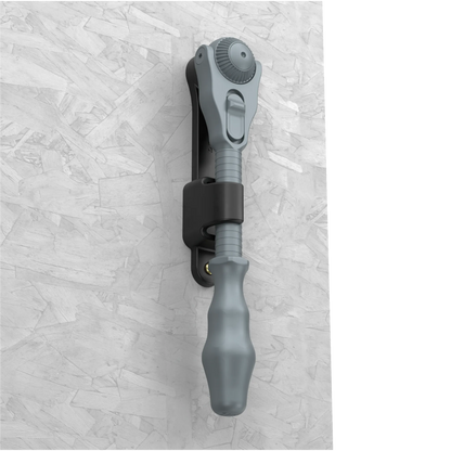 Wera Tool Rebel Zyklop Speed Knarre 1/2 Zoll Halterung mit ausgegrautem Zyklop Speed in der Halterung an einer Wand