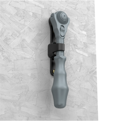 Wera Tool Rebel Zyklop Speed Knarre 1/4 Zoll Halterung mit ausgegrautem Zyklop Speed in der Halterung an einer Wand