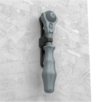 Wera Tool Rebel Zyklop Speed Knarre 3/8 Zoll Halterung mit ausgegrautem Zyklop Speed in der Halterung an einer Wand