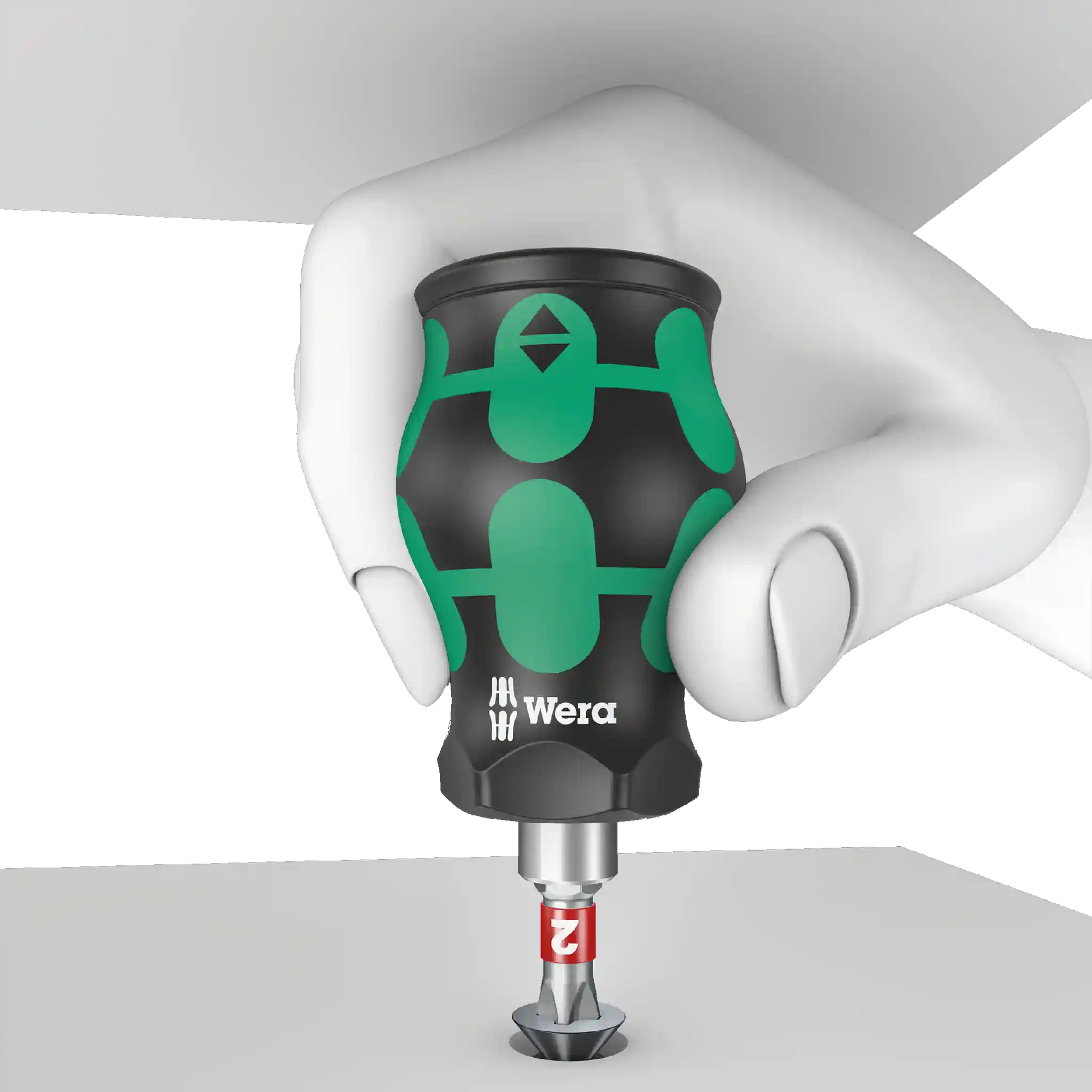 Wera Tool Rebel Shop Produktbild Schraubendreher Stubby mit Anwendungsbeispiel in engem Bauraum