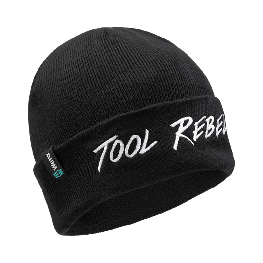 Wera Tool Rebel Shop Schwarze Beanie Mütze mit weiß gesticktem Tool Rebel Schriftzug Schrägansicht