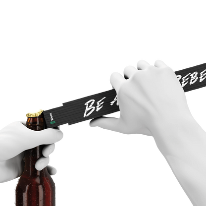 Wera Tool Rebel Shop Zollstock in Tool Rebel Optik Anwendungsbeispiel Flasche öffnen