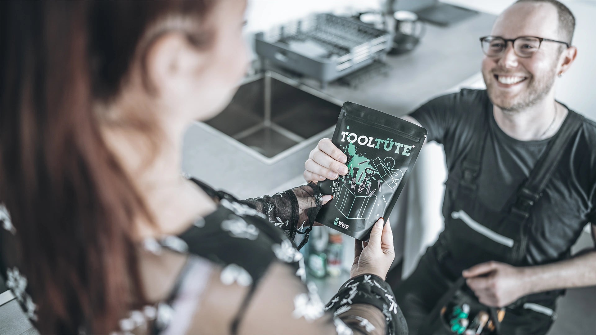 Wera Tool Tüte 4.0 wird als Geschenk überreicht